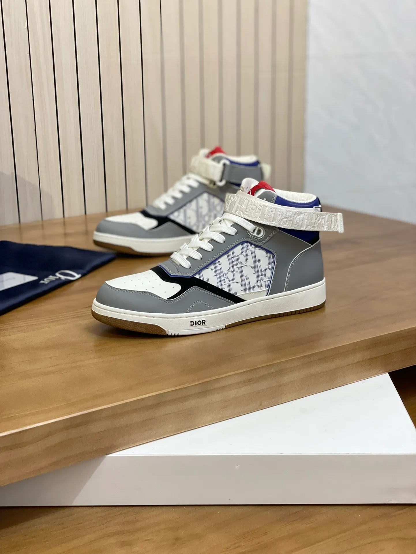 Men's shoes: 💰P460¥ Product trademark: Dior* "Dior*" high-top casual shoes Regular size: 38-44 (can be customized to 45.46) Product materials: Upper imported cowhide stitched with original fabric, breathable lining, original outsole. Number: 1006